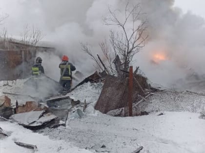 В Магнетитах 14 огнеборцев тушили гараж