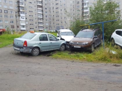 Таксиста и пассажиров отвезли в больницу после ДТП в Мурманске