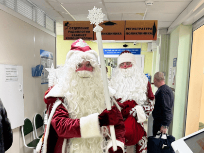 Роман Пономарев: пациентов Мурманского областного онкологического диспансера навестил Дед Мороз
