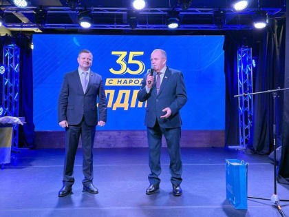 В Мурманске региональное отделение ЛДПР принимает поздравления с 35-летием партии