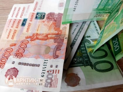 Курс доллара теряет почти 1,2 рубля, евро проседает на 1,1 рубля