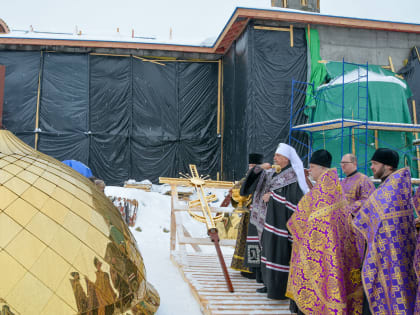 Креста и купола строящегося в Мурманске духовно-спортивного центра освятил митрополит