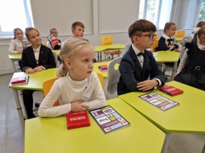 Первоклассникам старейшей в Мурманске школы вручили «Азбуку промышленности»