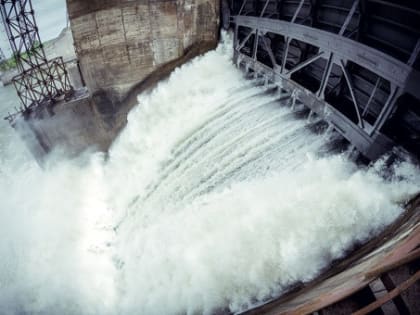 На Иовской ГЭС-10  продолжается водосброс