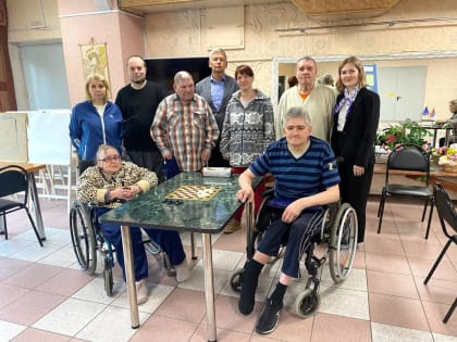 «Единая Россия» провела для жителей Мурманского дома-интерната турнир по шашкам