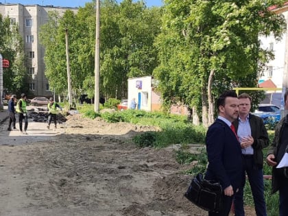 В Кандалакше партийный десант промониторил качество благоустройства дворовой территории