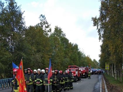 В Оленегорске пожарные прошли по городу маршем