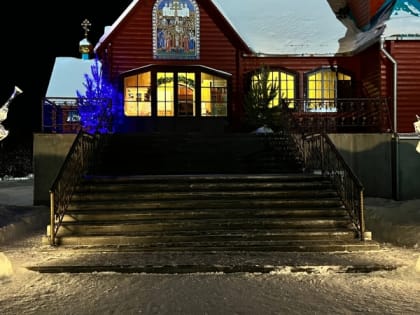 На территории храма в Апатитах установили ледяные скульптуры ангелов