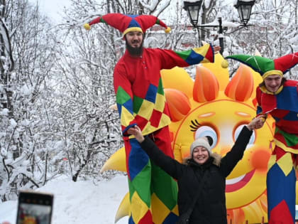 Мурманчане проводили полярную ночь «солнечной» дискотекой