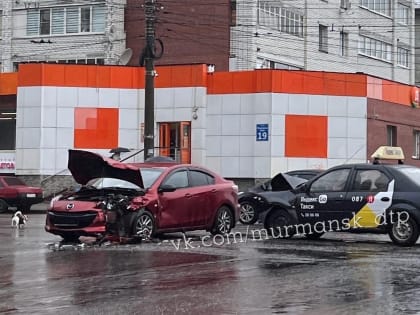 Двух северян доставили в медучреждение после аварии в центре Мурманска