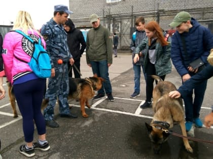 Североморские школьники побывали в гостях у кинологов УФСИН России по Мурманской области