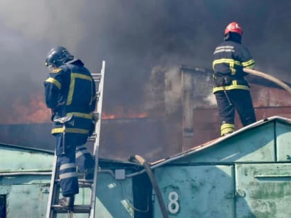 Ночью в Зеленоборском сгорели три гаража и пристройка