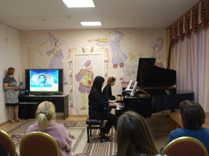 "Карнавал животных" в исполнении фортепианного дуэта преподавателей с иллюстрациями детей