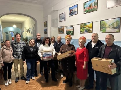 Региональные парламентарии передали книги центральной библиотеке Приморска Запорожской области