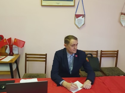 Жильцы одного из подъездов дома № 13 по набережной Климентьева попросили о помощи в установке скамейки депутата Клементьева