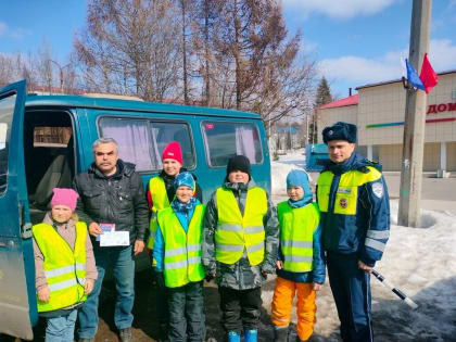 В поселке Умба кандалакшские автоинспекторы вместе с учениками начальной школы провели акцию «Письмо водителю»