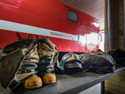 В Кандалакше более трёх часов тушили пожар в деревянном аварийном доме