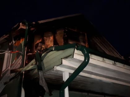 В Кольском районе 12 спасателей боролись с пожаром