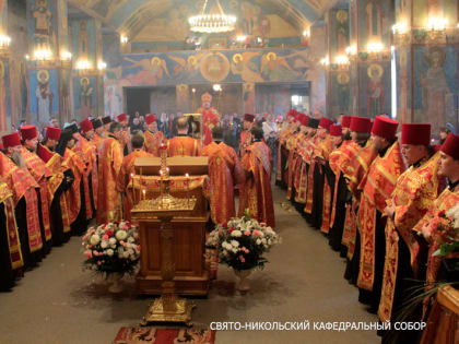 Митрополит Митрофан возглавил соборное служение Пасхальной великой вечерни