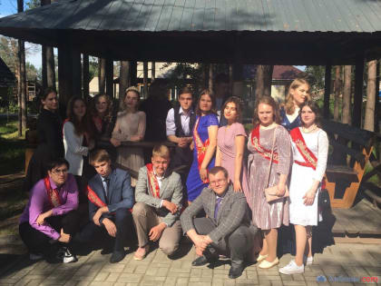 В Зеленоборском выпускники получили школьные аттестаты