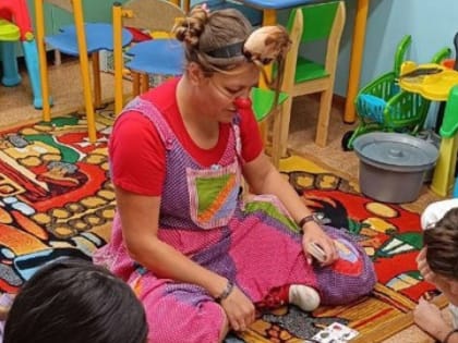 Клоун Кнопка из Петербурга посетила детскую больницу в Мурманске