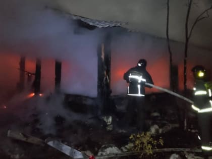 В Титане 7 спасателей боролись с пожаром