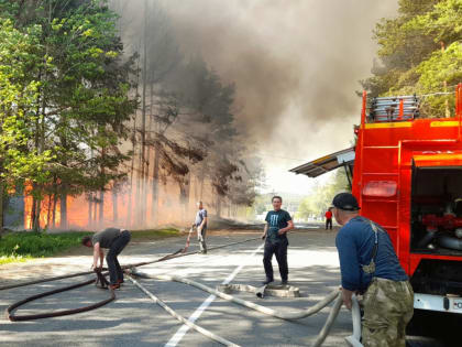 Пожарные борются с возгоранием гаражей в Зеленоборском. Огонь может перекинуться на дома