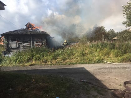 В Мурманской области сгорели гаражи и дом