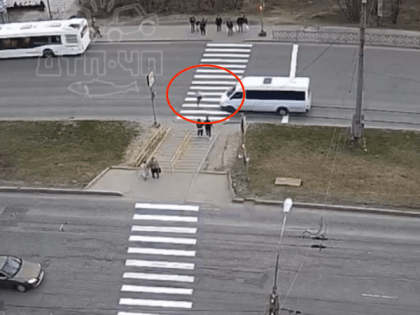 Сотрудники ГИБДД устанавливают обстоятельства ДТП со сбитой девочкой в Мурманске