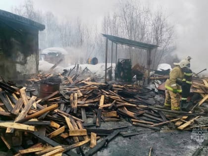 При пожаре в Сафоново сгорел гараж, автомобиль и мотоцикл