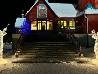 Территорию храма в Апатитах украсили ледовые скульптуры ангелов