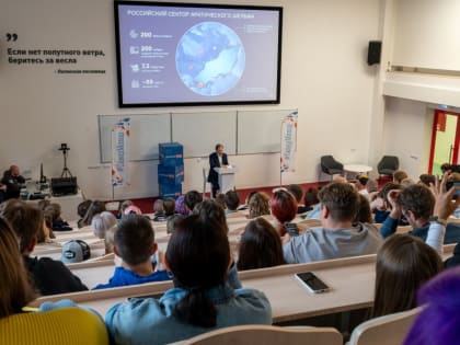 Вице-премьер Денис Мантуров прочитал лекцию студентам в Мурманске