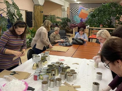 В Заозёрске продолжается серия мастер-классов по изготовлению блиндажных свечей и вязанию тёплых вещей для участников СВО