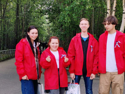 В Мончегорске жителям дарили ромашки