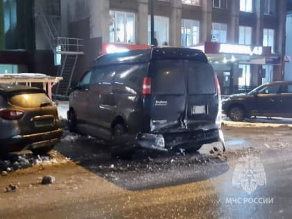 В Мурманске столкнулись две легковушки, есть пострадавший