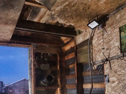 Семь огнеборцев тушили гараж в Зверосовхозе