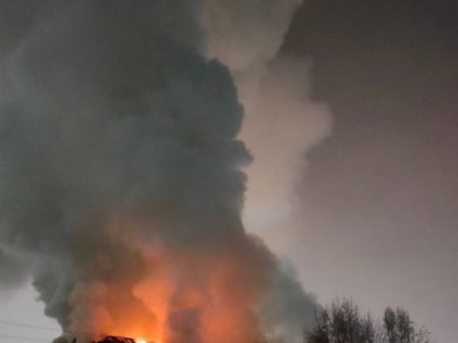 Всю ночь до утра пожарные тушили горящий дом в Мурманске