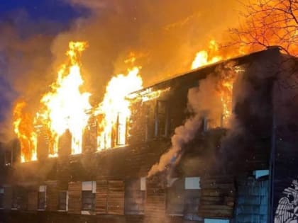 В Мурманске пожар уничтожил нежилой дом на Новосельской