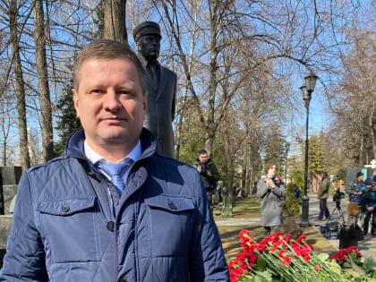 Станислав Гонтарь принял участие в открытии памятника Владимиру Жириновскому