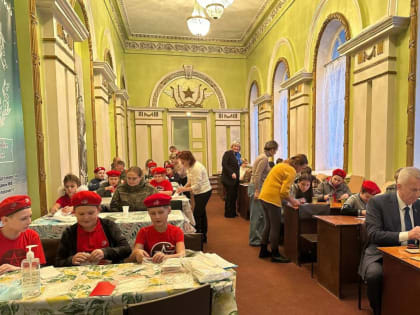 В Сафоново прошли мастер-классы по плетению маскировочных сетей, изготовлению «сухого душа» и окопных свечей