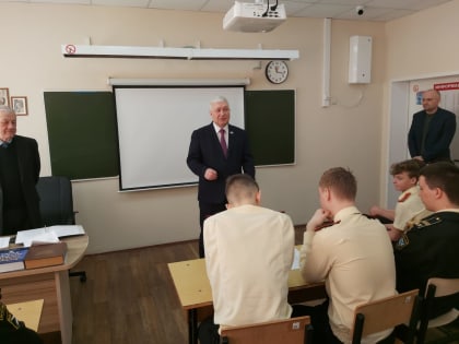 Вместе с председателем Совета некоммерческого фонда «Щит» Геннадием Александровичем Гурылевым провели занятие с двумя классами кадет Кадетской школы города Мурманска