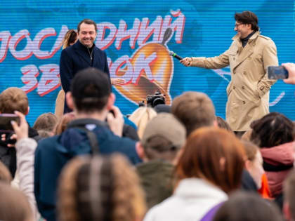 Губернатор Андрей Чибис и телеведущий Андрей Малахов поздравили мурманских выпускников с праздником «Последний звонок»