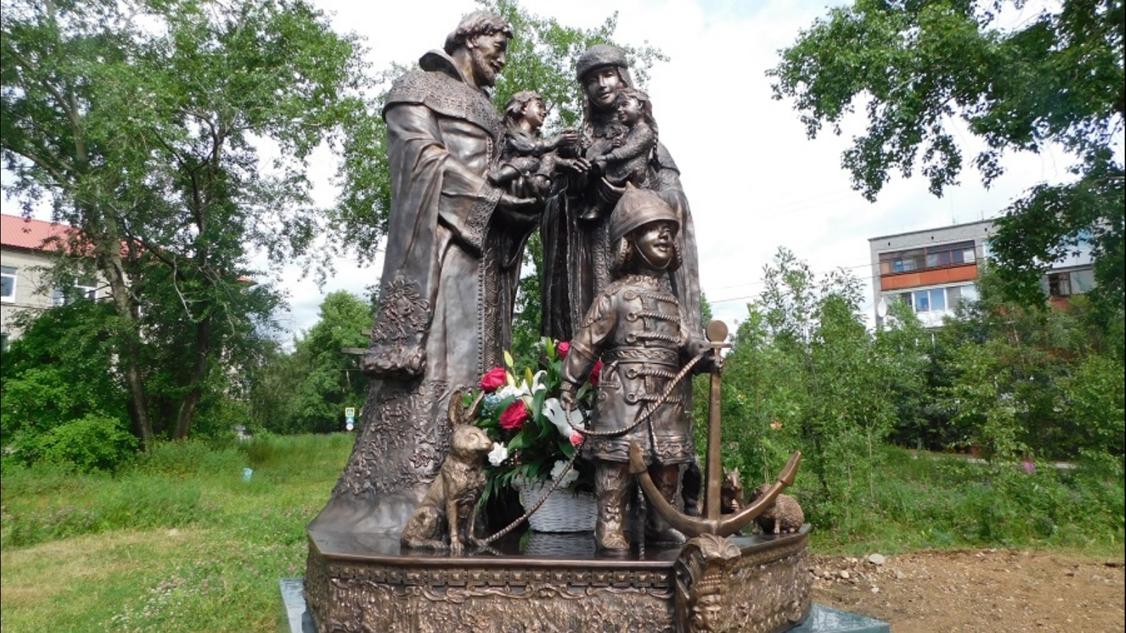 Фото памятника петру и февронии в муроме. Кандалакша памятник Петру и Февронии. Памятник Петру и Февронии в Муроме. Скульптура Петра и Февронии в Муроме.