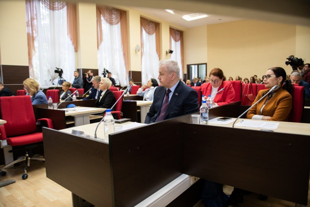 Елена лапушкина доходы. Депутаты мурманской области. Депутаты мурманской областной думы. Заседание совета депутатов картинка. Депутат мурманской области фото.