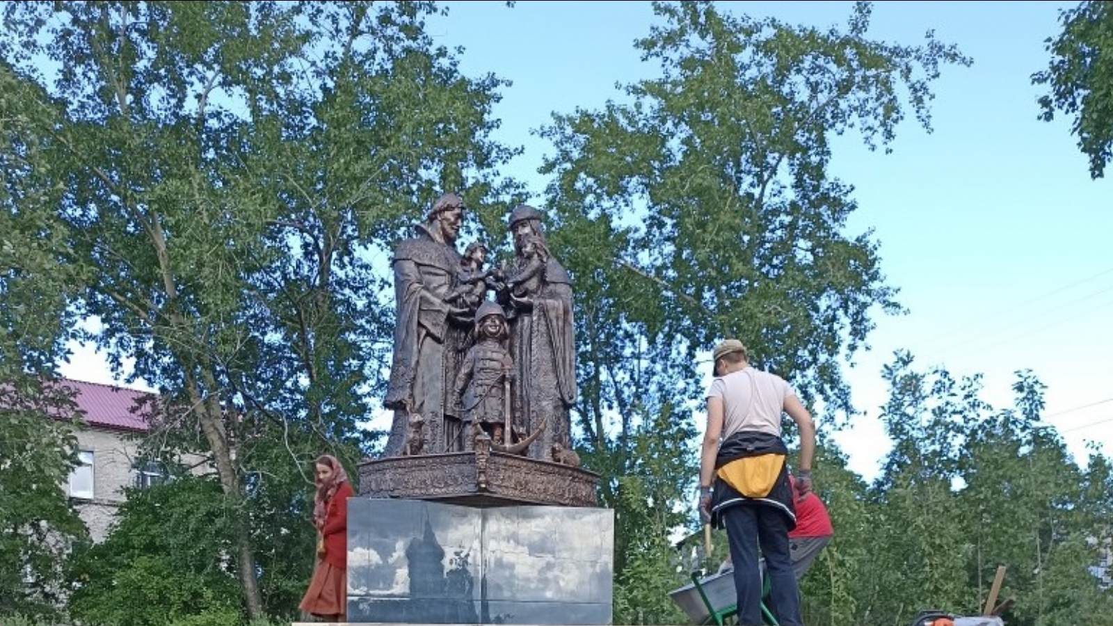 памятник петру и февронии в санкт петербурге в политехе