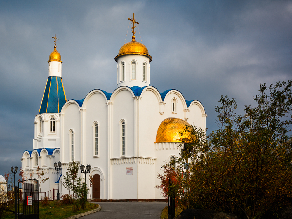 Храм спаса на водах в петербурге. Храм Спаса на Водах Мурманск. Храм Спаса Нерукотворного в Мурманске (спас-на-Водах). Храм «спас на Водах» (у меня в Мурманске).. Храм Спаса на Водах Мурманск летом.