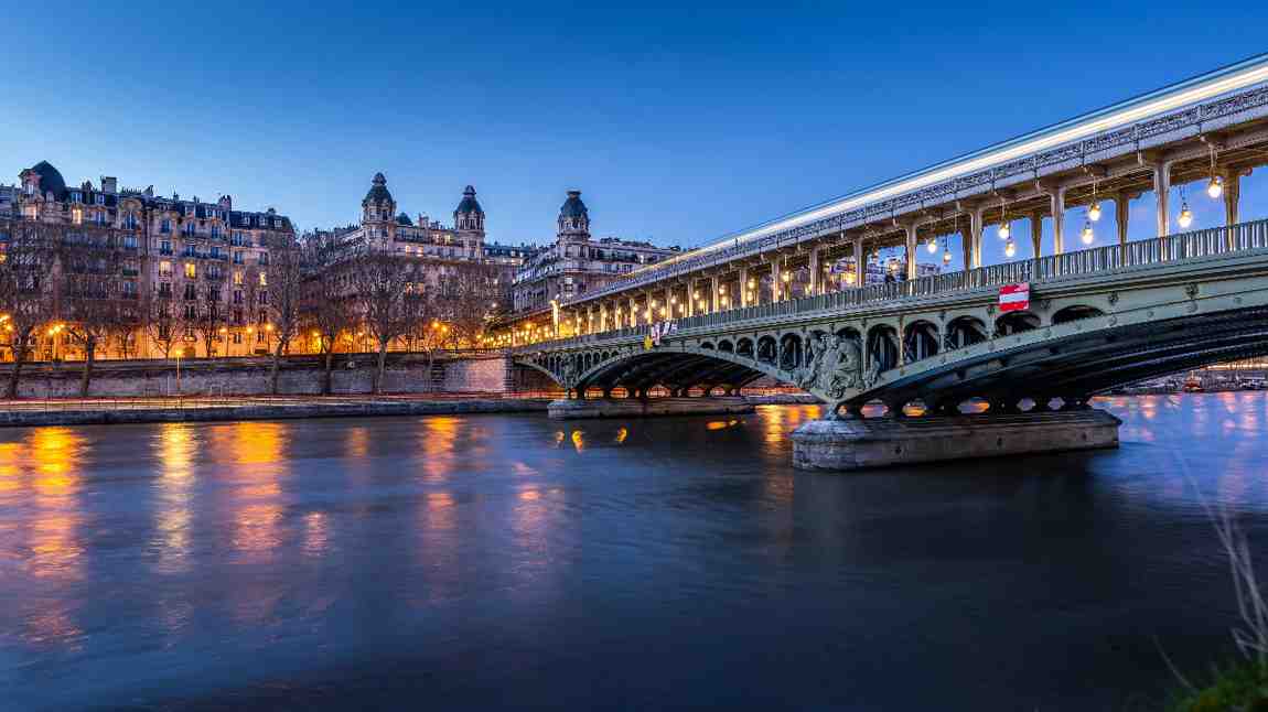 Spontaneous Paris Plans