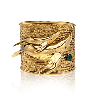 Hermosa joya de oro con diseño elegante y detalles intrincados, brillando bajo una luz suave sobre un fondo neutro
