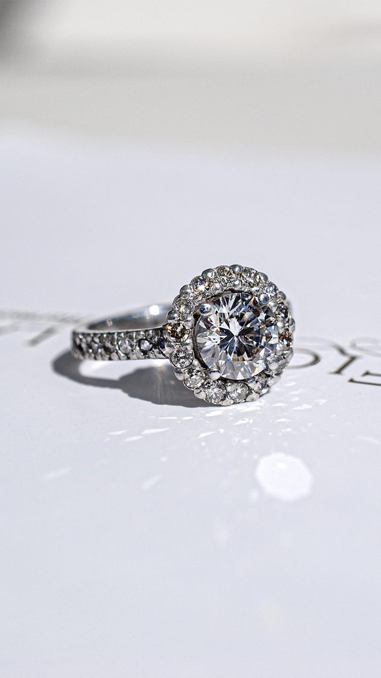Anillo de compromiso con diamantes
