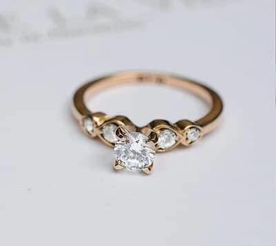 Nuestro anillo trinidad de compromiso en oro amarillo es una radiante promesa de amor eterno, donde las piedras se unen en una armonía perfecta